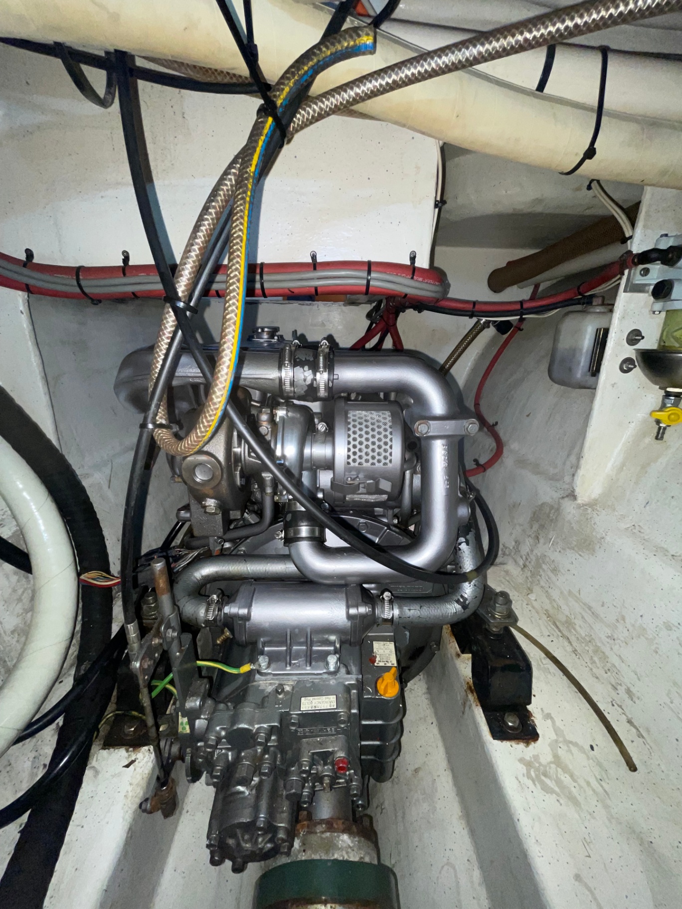 Port Yanmar 4JH3-DTE freshly refitted and cleaned up
